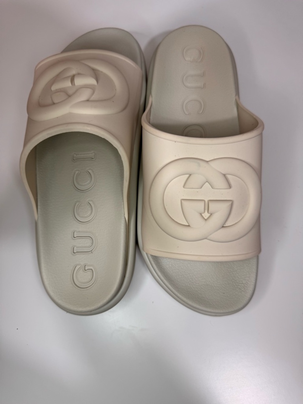 Gucci Interlocking G Rubber Slides Women Size ( 39 size) Cream Sandals - Picture 2 of 5